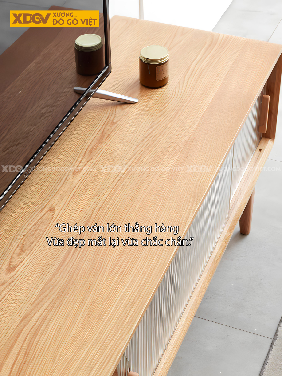 Kệ Tivi Phòng Khách Gỗ Sồi Hiện Đại Cánh Kính Lùa Gân Mờ