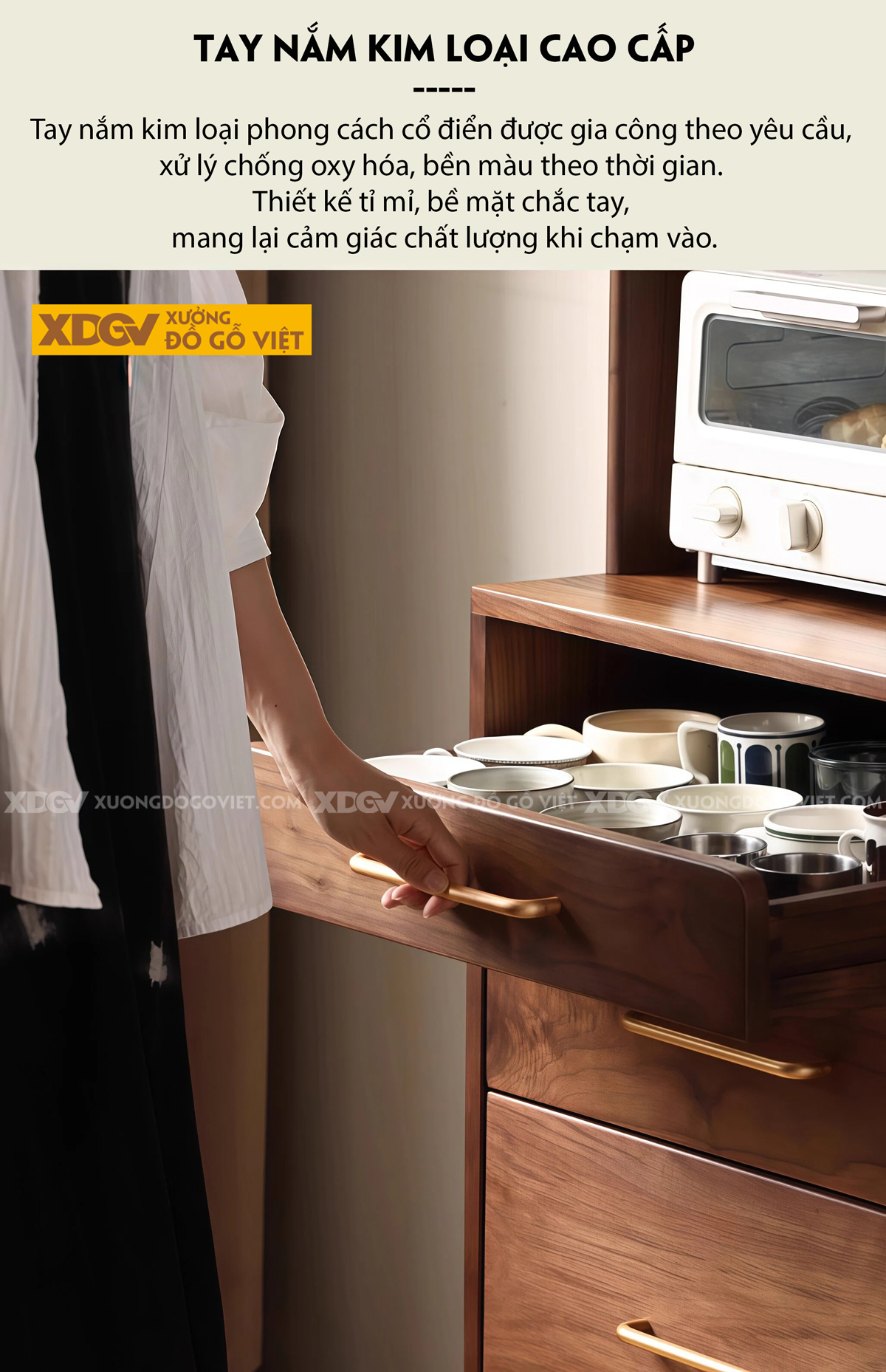 Tủ Đựng Chén Bát Gỗ Veneer Sồi Phối Cánh Pano Kèm Kính Mờ