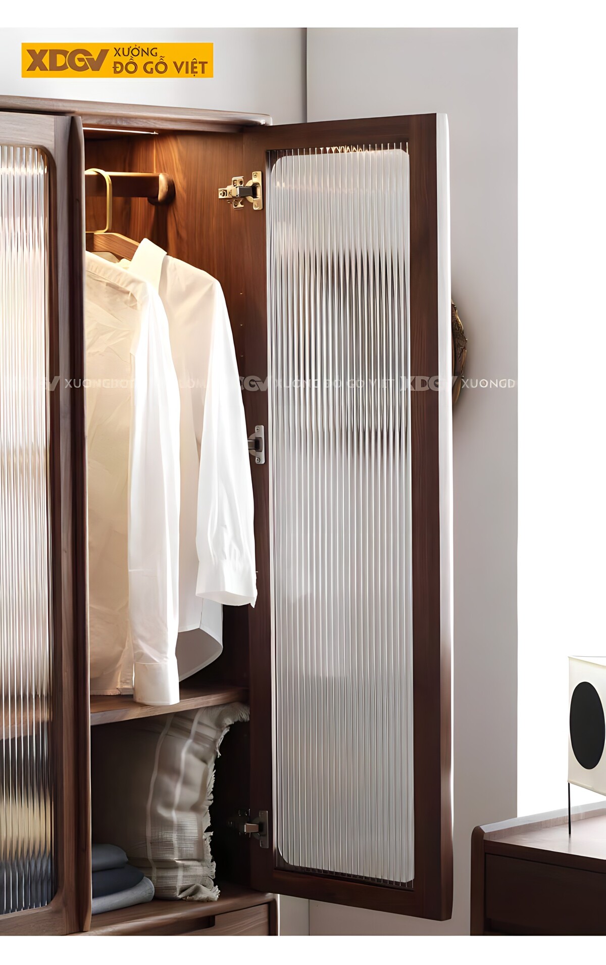 Tủ Quần Áo Gỗ Óc Chó Kính Gân Mờ Bo Góc Tay Nắm Nổi Dài